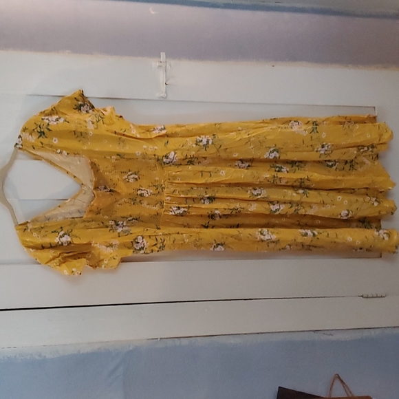 Old Navy Yellow Floral Midi Ruched Back Dress - Picture 3 of 4